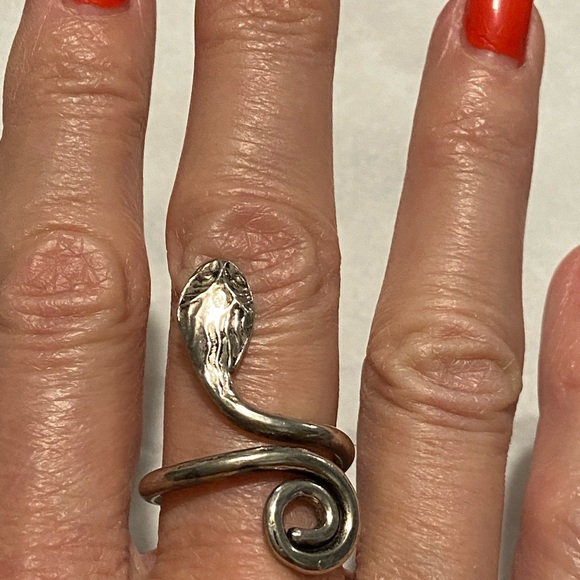 Hand crafted 925 silver snake ring from Africa - Picture 2 of 3